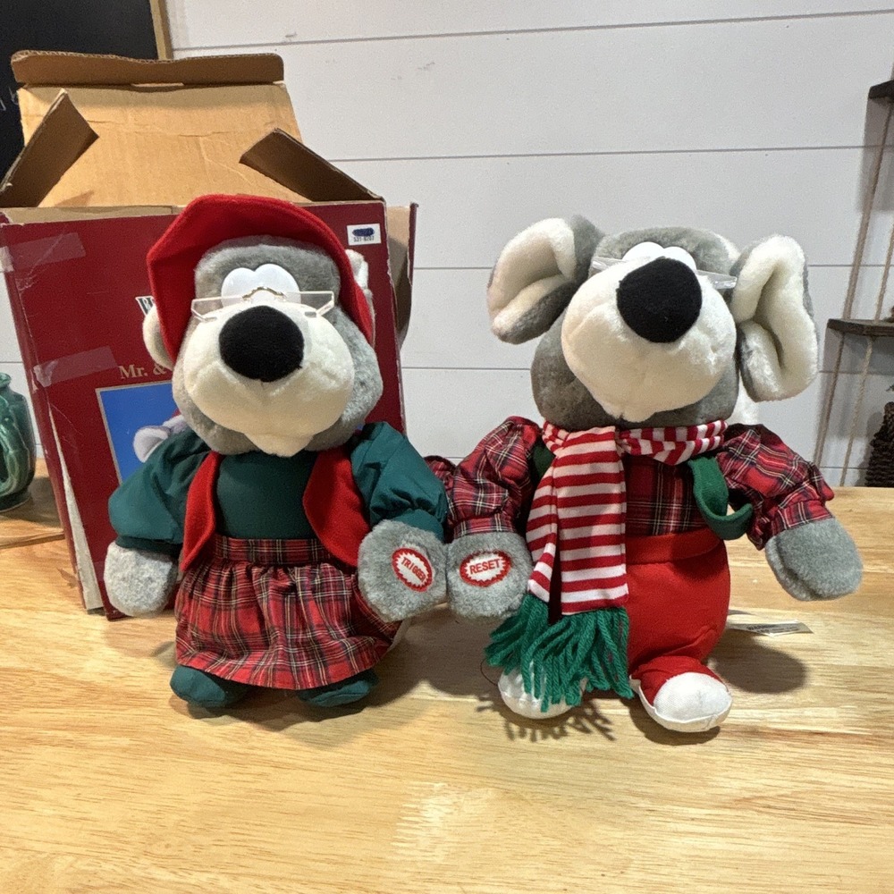 Santa's Workbench Singing & Dancing Mr. & Mrs. Christmas Mouse Set MM-1111